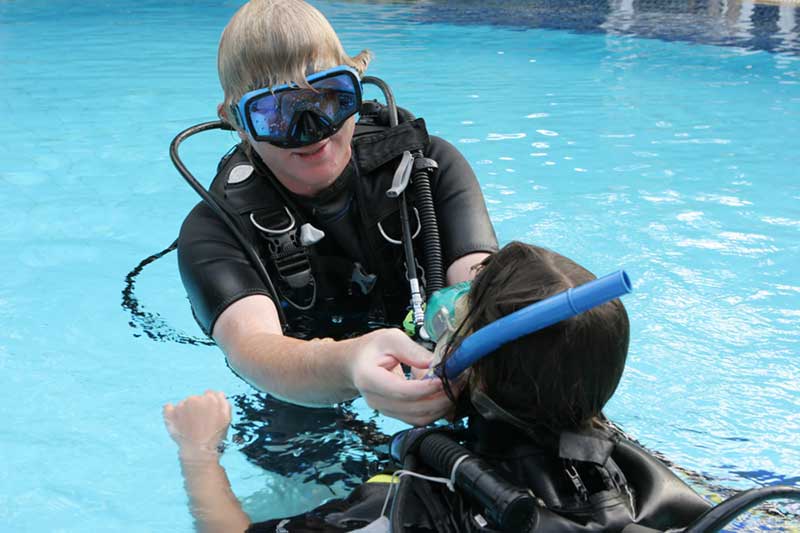 dive-instructor-assisting