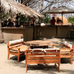Playa de los artistas pizza oven and bar